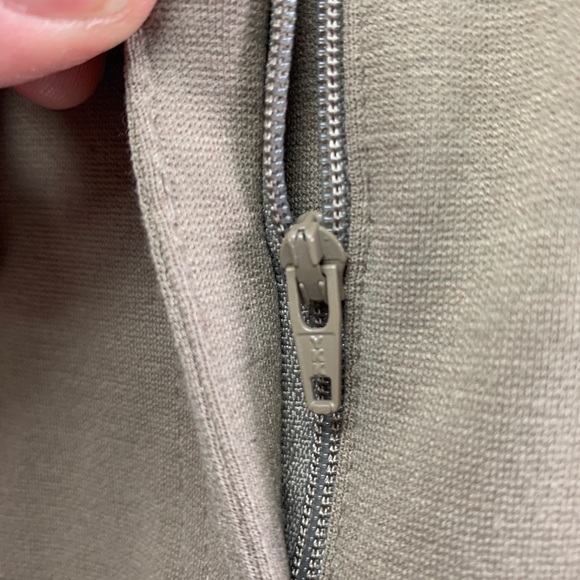 Chico’s 2 zip front stretch pants in khaki tan EUC - Picture 4 of 8